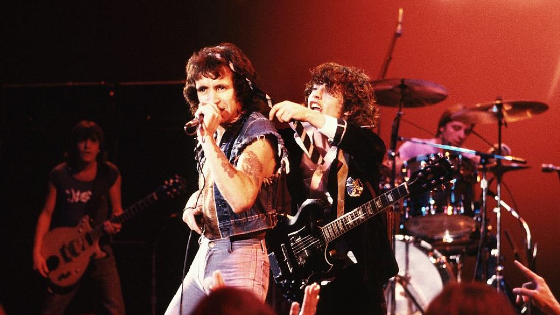 AC/DC, ecco qual è la canzone che Bon Scott scrisse in onore di Angus Young. Scopri la storia