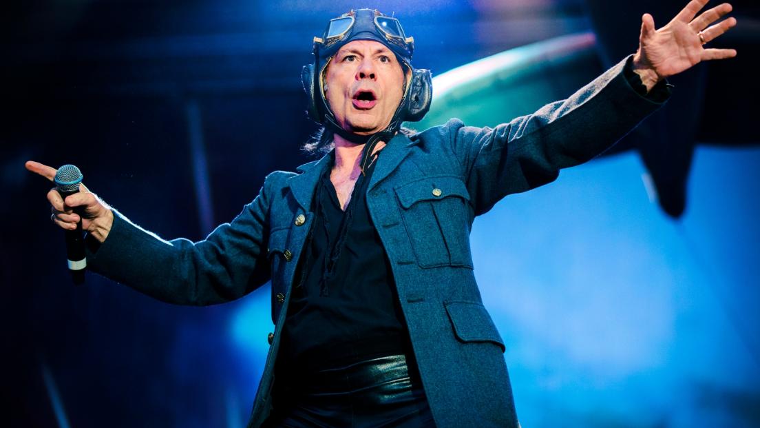 Iron Maiden: Bruce Dickinson mostra tutti i segreti del backstage del tour. Guarda i video