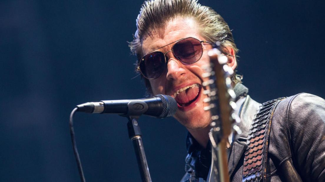 Arctic Monkeys, annullato il concerto a Dublino: Alex Turner ha la laringite. Tutte le info 