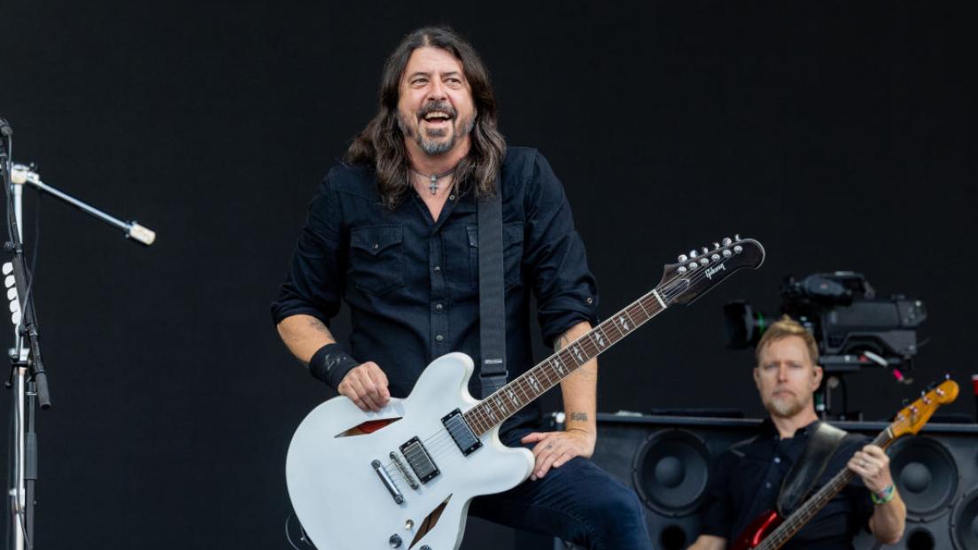 Dave Grohl suona Stairway To Heaven per prendere tempo e permettere i soccorsi a un fan. Guarda il video