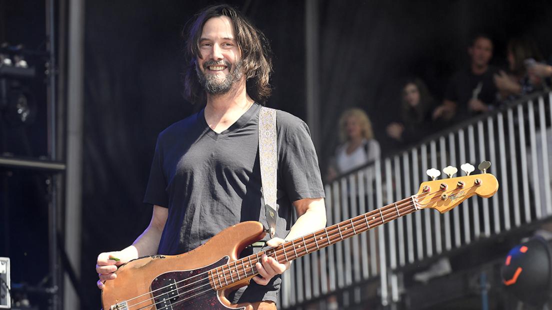 Keanu Reeves: "comprai il mio primo basso da uno spacciatore in un parcheggio". Guarda il video