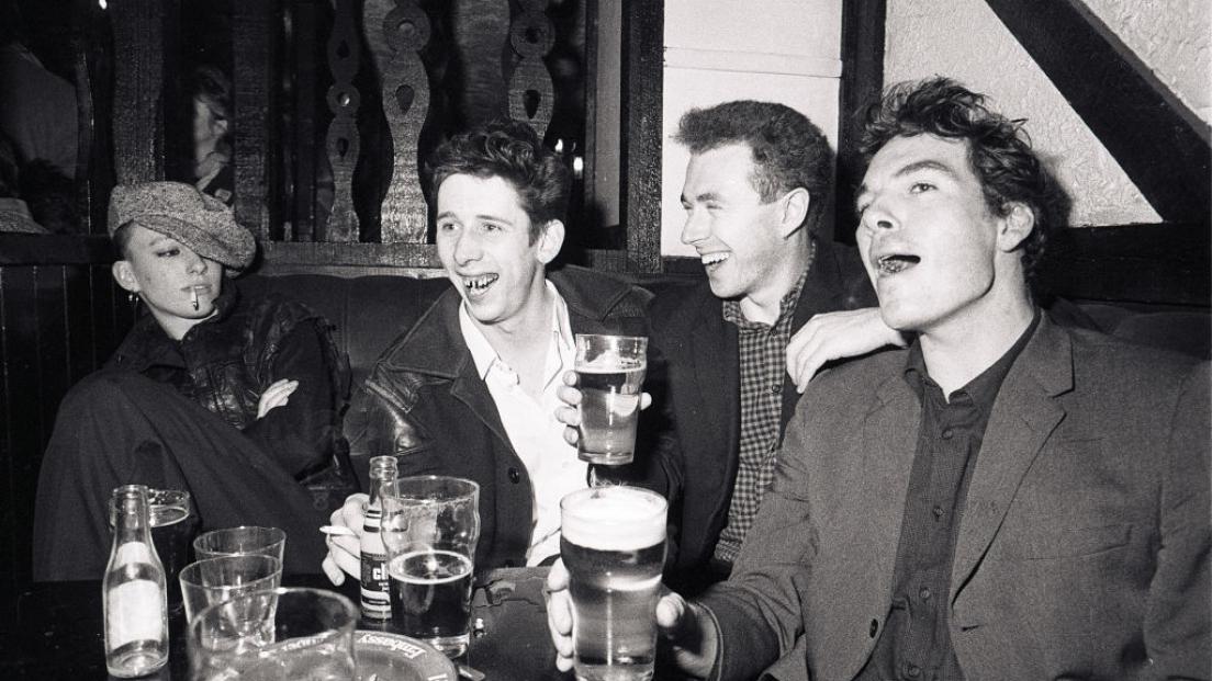 Shane MacGowan ha lasciato un conto di 10.000 € per gli amici nel suo pub preferito. La moglie: "Erano le sue ultime volontà"