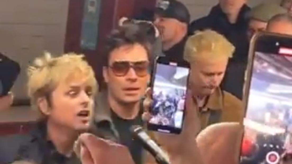 I Green Day si sono esibiti a sorpresa nella metropolitana di New York con Jimmy Fallon. Guarda i video