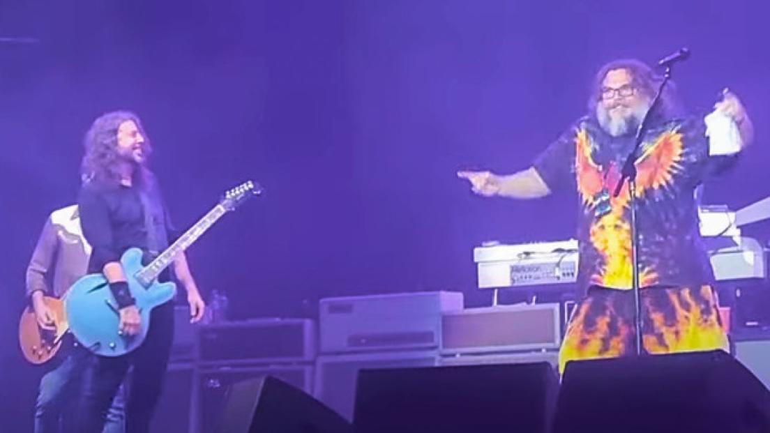 Foo Fighters e Jack Black insieme sul palco per suonare una cover degli AC/DC. Guarda il video