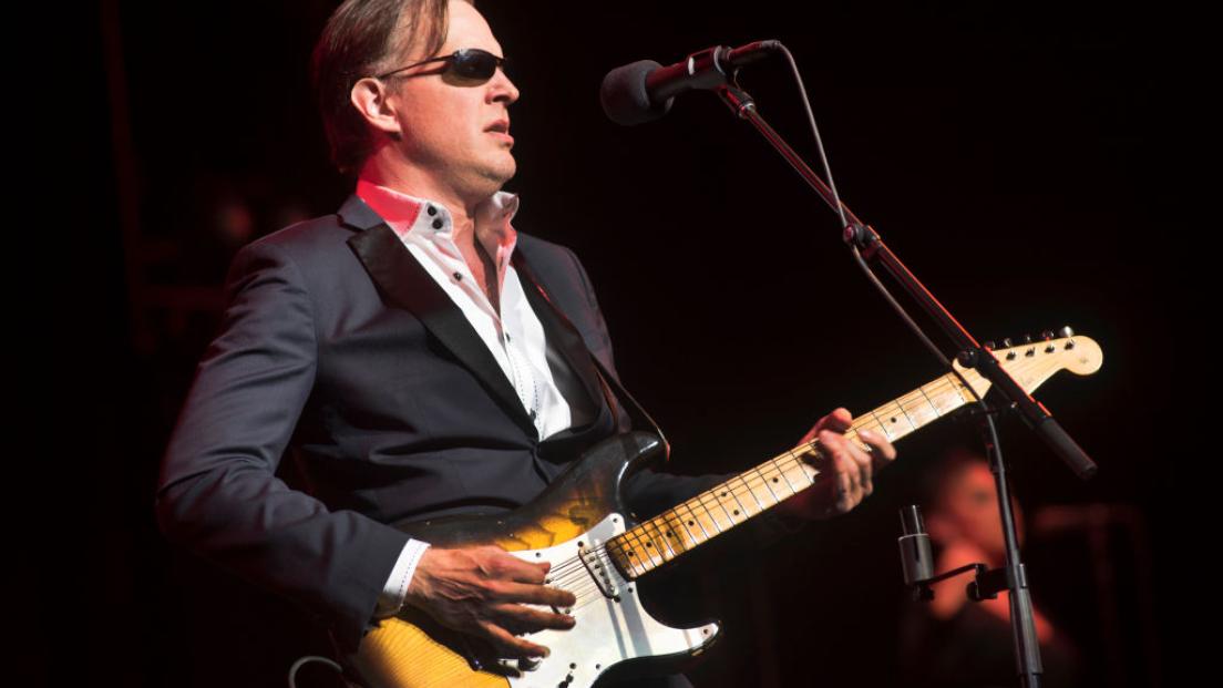 Joe Bonamassa se la prende con la musica dei vicini di casa e suona "Smoke On The Water a tutto volume. Guarda il video