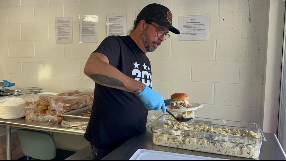 Dave Grohl ha cucinato per 24 ore di fila per i senzatetto durante la giornata del Super Bowl