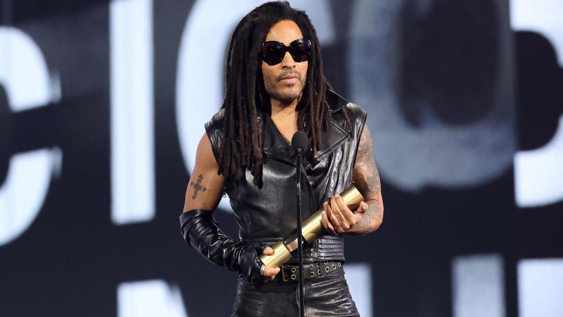 Lenny Kravitz premiato come "music Icon" ai People's Choice Awards. Guarda il live completo