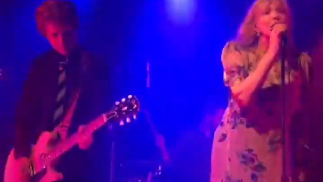 Courtney Love sul palco a sorpresa con i Green Day (i Coverups) durante un concerto a Londra. Guarda il video