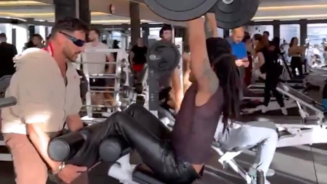 Lenny Kravitz, il video degli allenamenti in palestra (con tanto di pantaloni di pelle e occhiali da sole). Guardalo qui