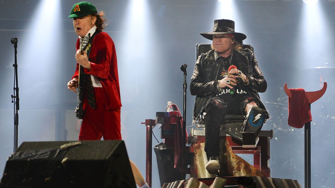 La prima volta di Axl Rose con gli AC/DC, il manager: “Molti erano lì per vedere Axl fallire. È stato veramente epico”