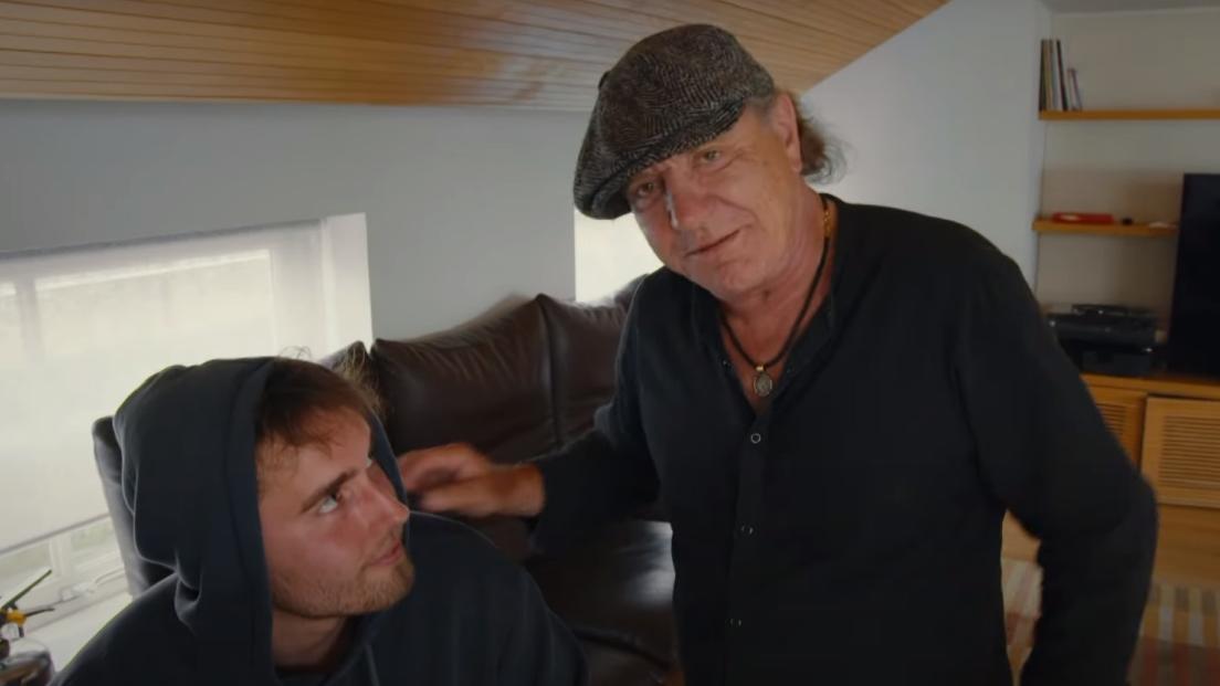 Sam Fender a Brian Johnson: "gli AC/DC sono il motivo per cui ho voluto diventare un musicista"