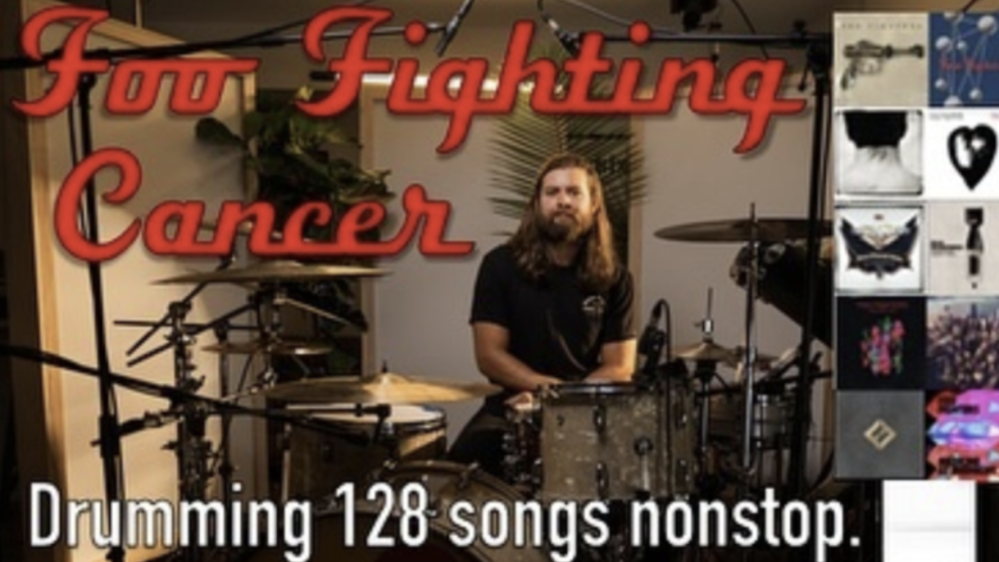 Foo Fighters: un musicista ha suonato tutte le parti di batteria della band per beneficenza. Guarda il video 