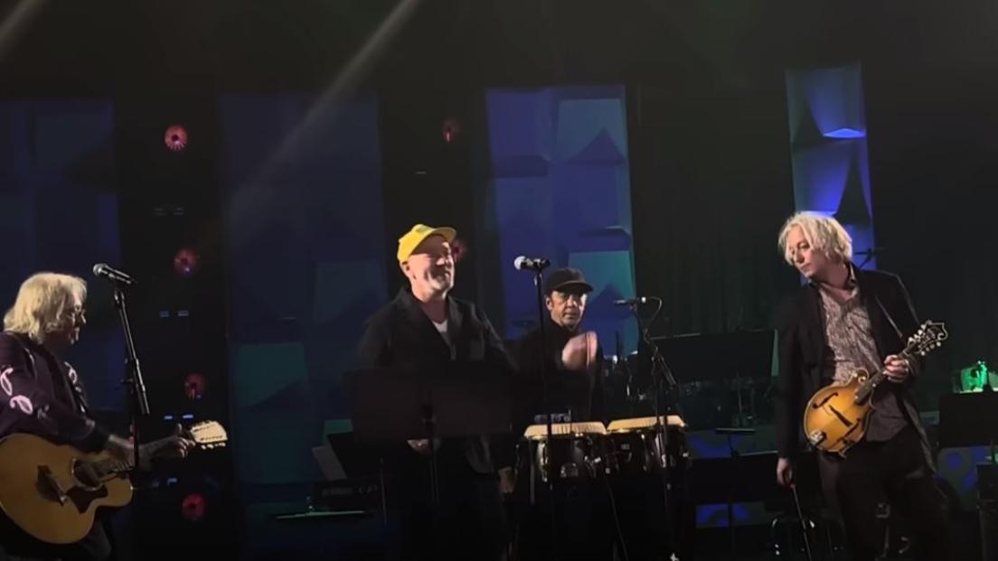 Gli R.E.M. si sono riuniti nella formazione originale. Guarda la prima esibizione a sorpresa su un palco in 15 anni