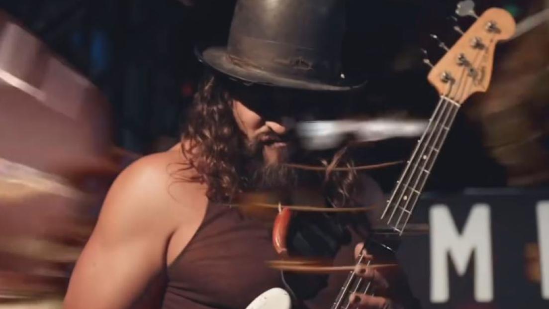 Jason Momoa ha formato una nuova band, gli ÖOF TATATÁ. Ascoltali qui