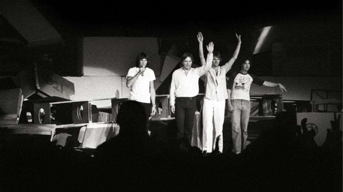 Ecco perché nel 1980 i Pink Floyd assunsero un'altra band per suonare al posto loro. Scopri la storia