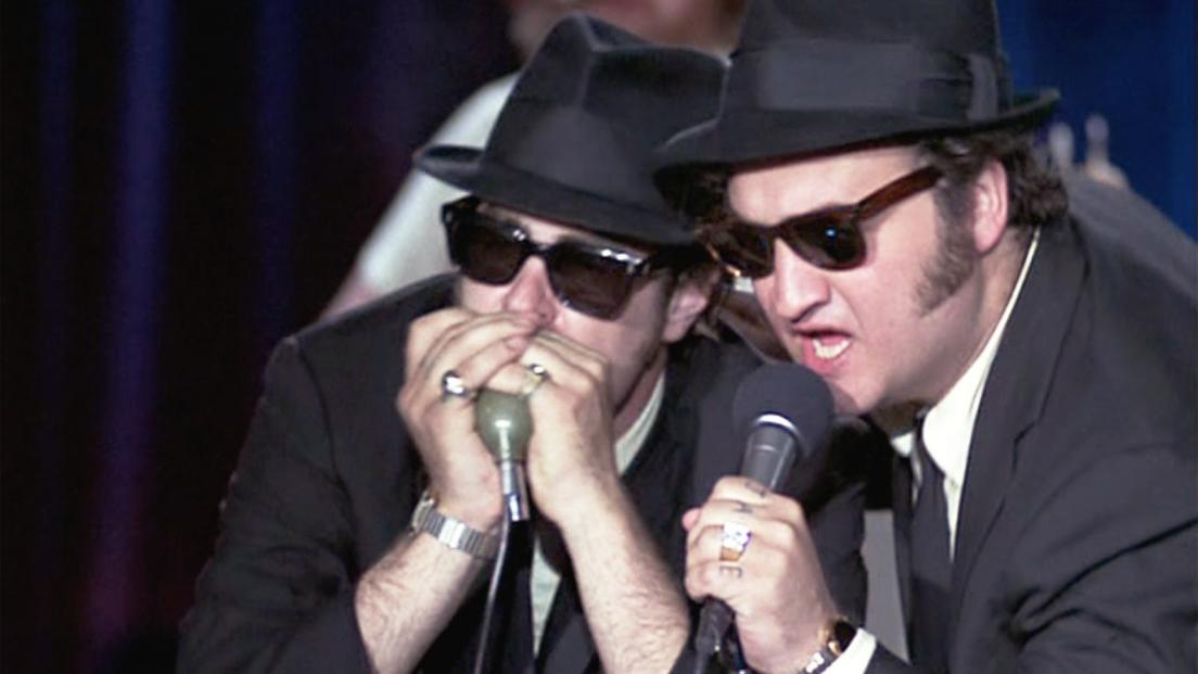 The Blues Brothers: la storia di come nacque la leggendaria band di John Belushi e Dan Aykroyd