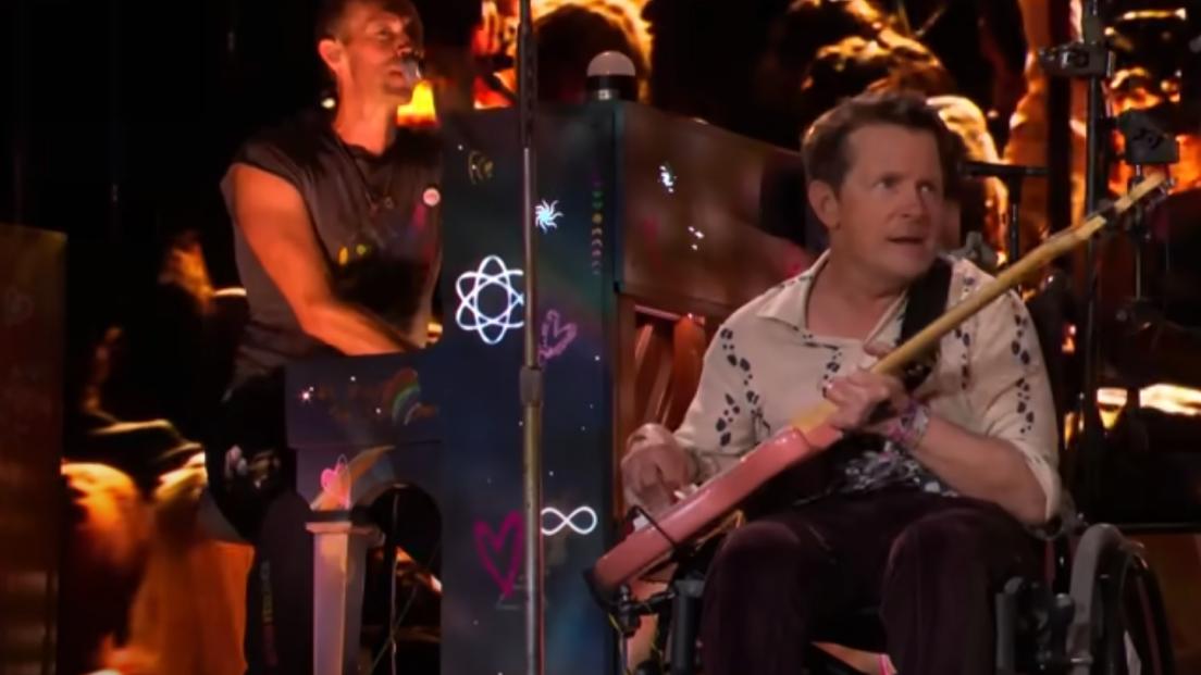 Michael J. Fox ha suonato a sorpresa sul palco di Glastonbury con i Coldplay. Guarda il video