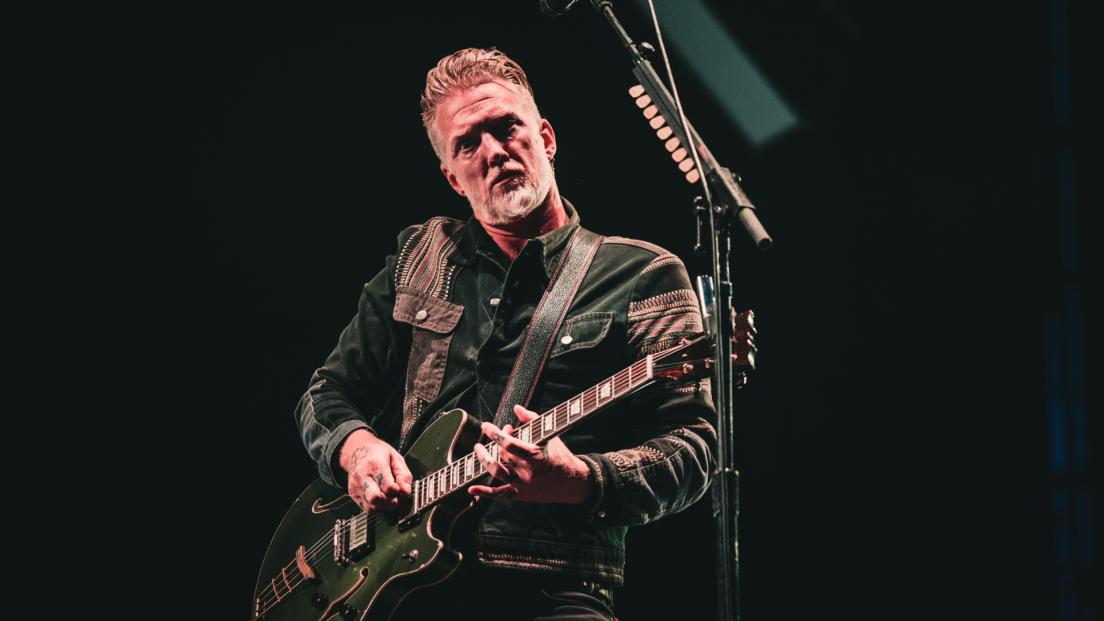 Queens Of The Stone Age: annullate tutte le date del tour, Josh Homme deve essere operato d'urgenza. Il comunicato