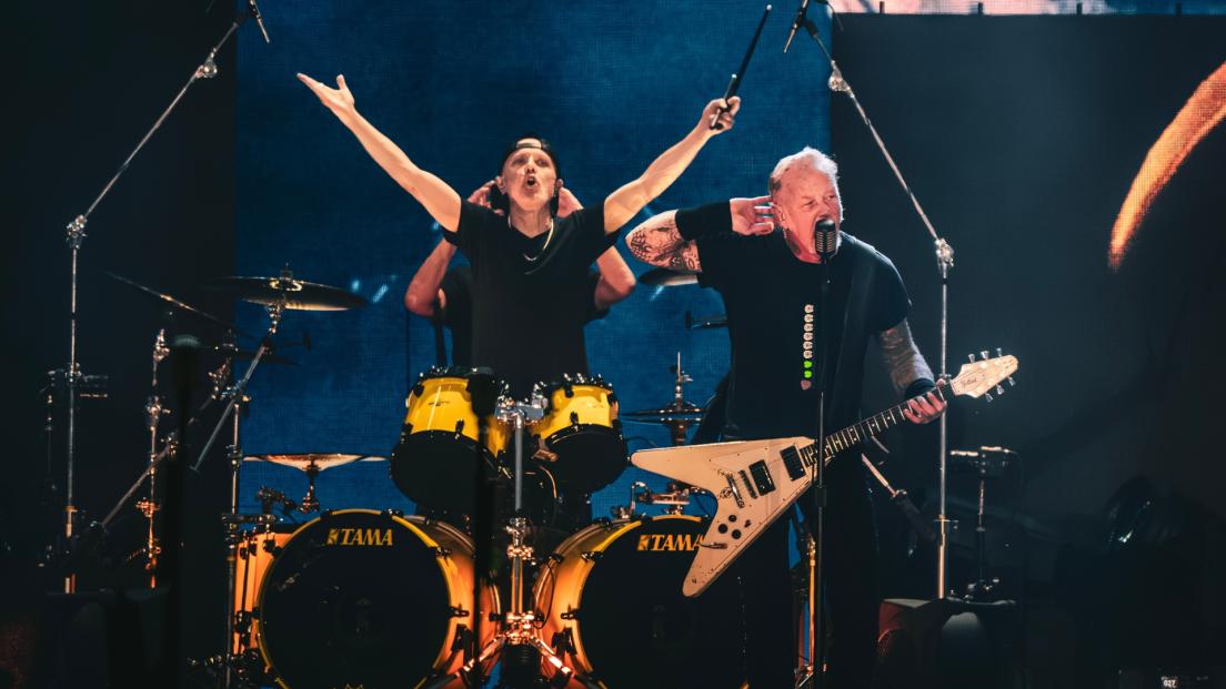 Metallica, James Hetfield sulla tecnica alla batteria di Lars Ulrich: "Gli sbagli? Sono divertenti. Da due anni suona alla grande"