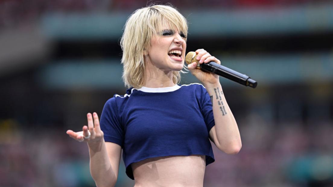 Paramore: magnifico tributo a Freddie Mercury a Wembley. Guarda il video  