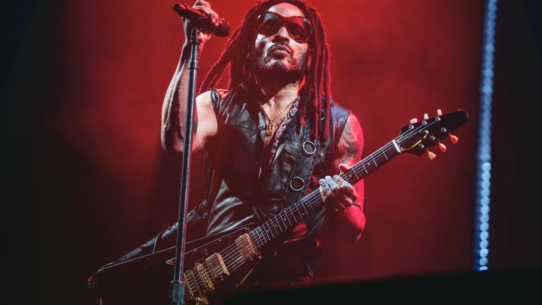 Lenny Kravitz ha dedicato l'esibizione ai VMA's a mamma Roxie Roker. Guarda il video