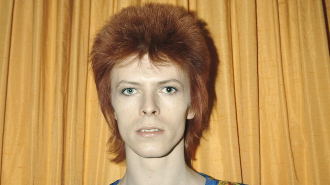 David Bowie e gli occhi di "colore diverso": la storia dell'incidente che fece nascere il mito "dell'alieno rock" 
