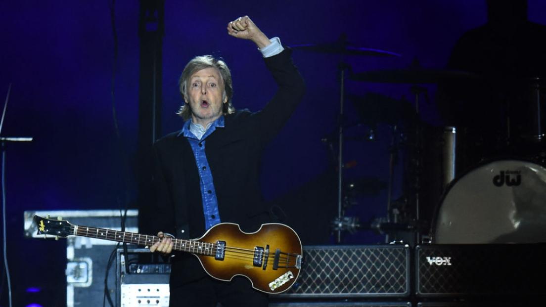 Paul McCartney ha suonato per la prima volta in concerto l'ultimo brano dei Beatles, "Now and Then". Guarda il video