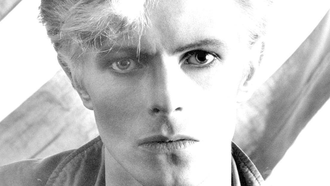 David Bowie e il periodo nero delle dipendenze: era ossessionato dalle streghe, conservava la sua urina per "tenerle lontane"