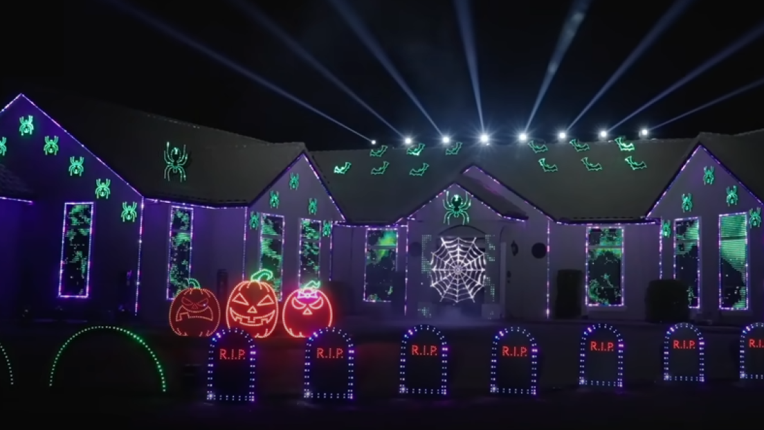 Halloween, l'incredibile coreografia a tema AC/DC si illumina a tempo con Thunderstruck. Guarda il video
