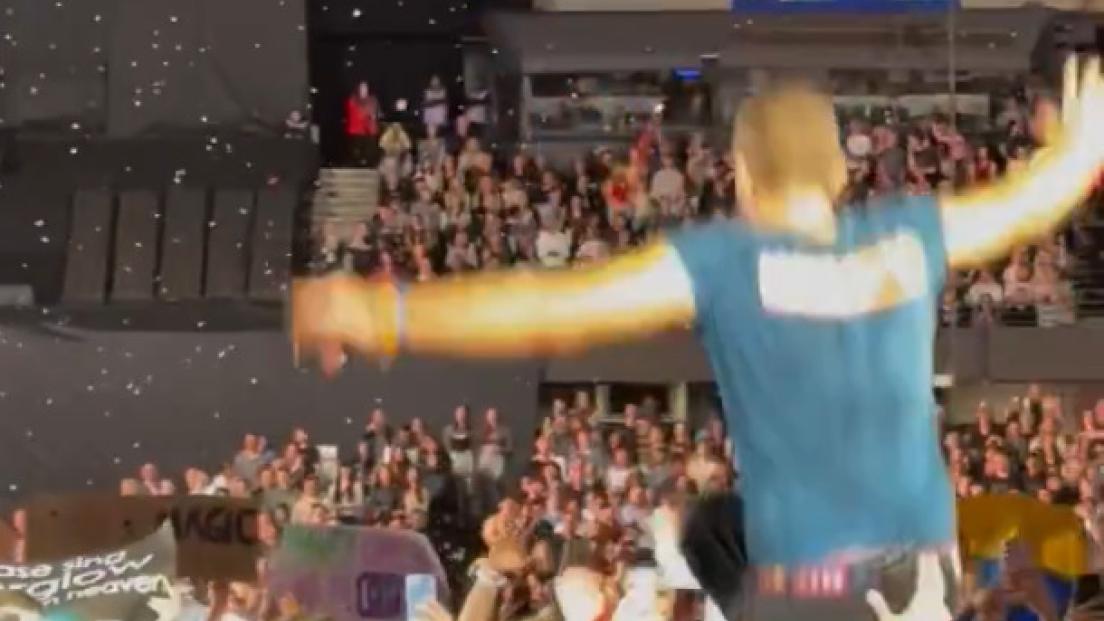 Coldplay, Chris Martin è caduto in una botola sul palco durante il concerto a Melbourne. Guarda il video