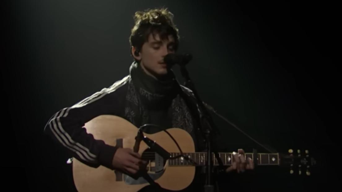 Timothée Chalamet ha cantano tre brani di Bob Dylan al Saturday Night Live. Guarda i video