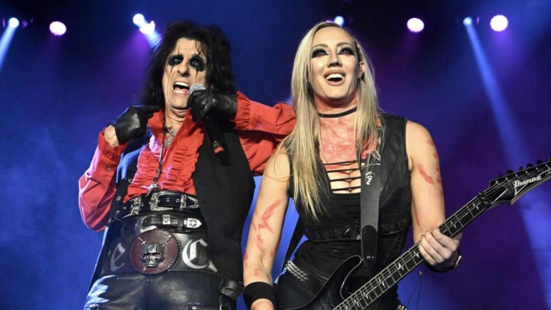 Nita Strauss racconta qual è stato il concerto peggiore della sua vita: "Se ne andarono tutti!"