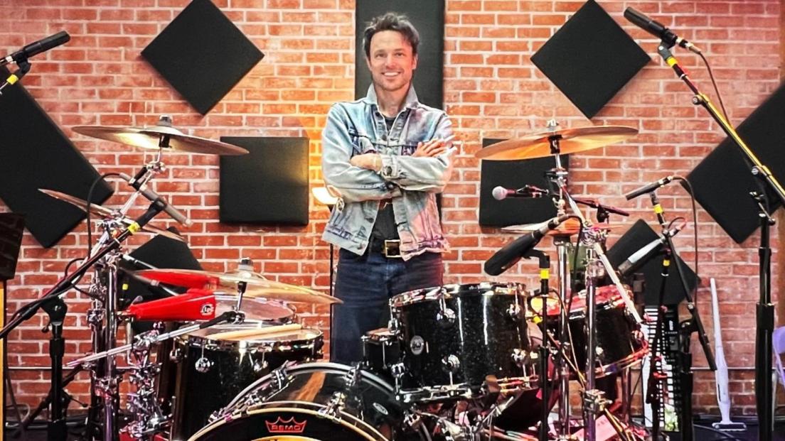 Guns N' Roses, Duff McKagan elogia il nuovo batterista Isaac Carpenter: "Aggiunge nuovo entusiasmo alle canzoni"