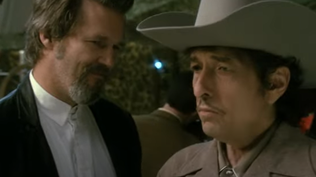 Jeff Bridges racconta il giorno in cui insegnò la recitazione a Bob Dylan. Guarda il trailer del loro film