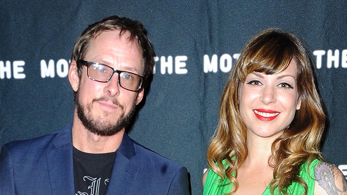 Weezer: la moglie del bassista Scott Shriner arrestata per tentato omicidio dopo essere stata ferita dalla polizia