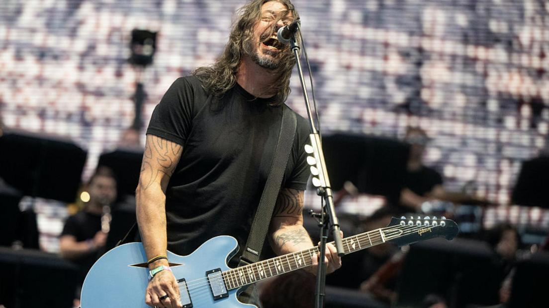 Foo Fighters: Dave Grohl si è esibito per beneficenza a Los Angeles e ha suonato Under Pressure. Guarda il video