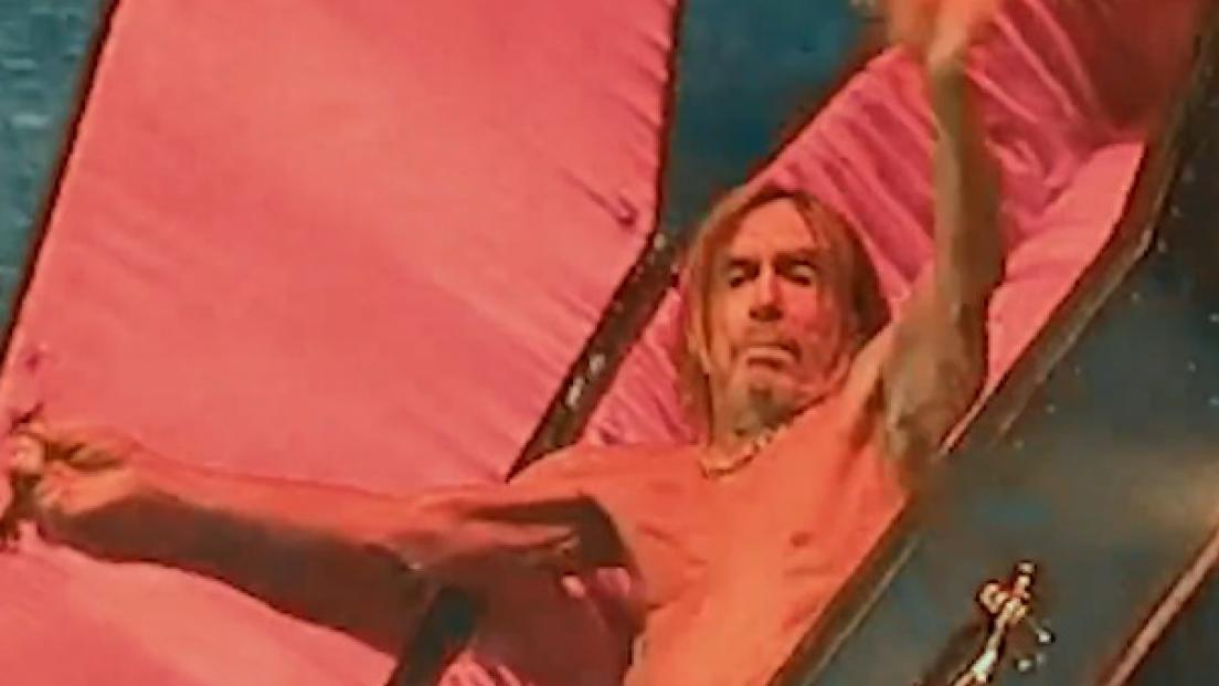 Iggy Pop esce dal palco durante il concerto a Londra dentro una bara. Guarda il video
