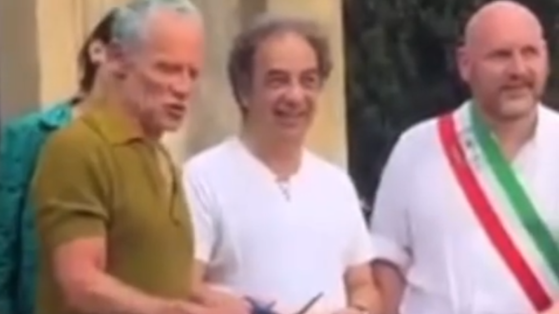 Red Hot Chili Peppers, Flea in vacanza in Toscana si è presentato a sorpresa all’inaugurazione di una mostra. Guarda il video