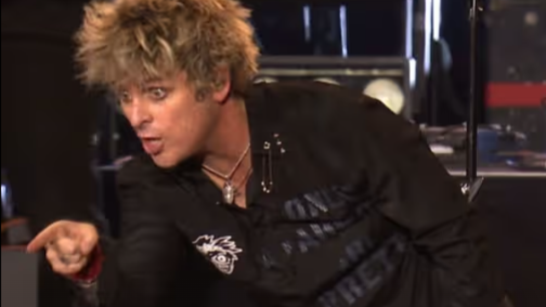 Green Day, Billie Joe Armstrong ha rimproverato un fan durante un concerto in Germania: "Se non la smetti ti meno, mi capisci?!"