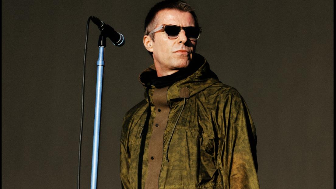 Oasis, Liam Gallagher in concerto a Manchester: "Tranquilli, qui non abbiamo quella ca**o di telecamera da stronzi come i Coldplay"