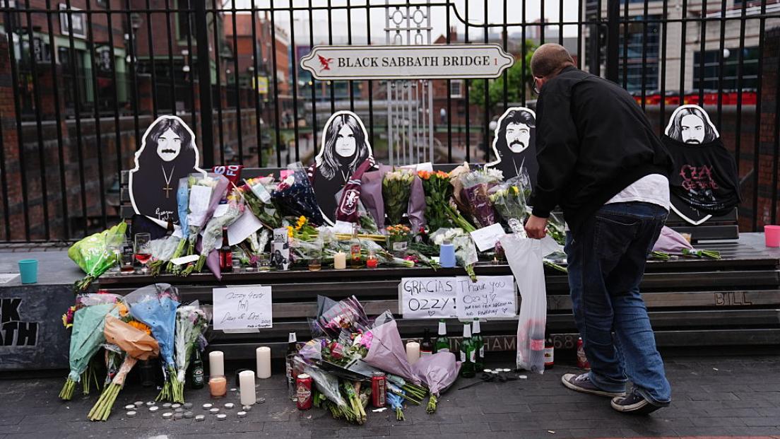 I funerali di Ozzy Osbourne, la processione di Birmingham sarà trasmessa in livestream dalla Black Sabbath Bench. Ecco come seguirla