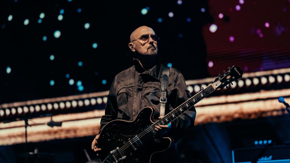 Oasis, Bonehead ha rivelato di avere un cancro alla prostata: “Mi prenderò una pausa, ma tornerò presto”