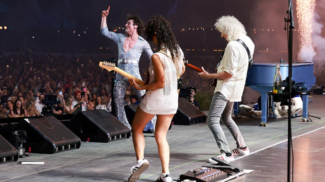 Queen, Brian May ha suonato "Bohemian Rhapsody" a sorpresa sul palco con Benson Boone. Guarda il video