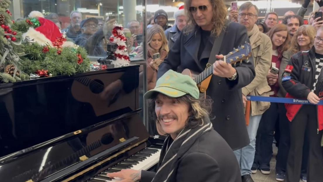 The Darkness: concerto a sorpesa a Londra alla stazione di St. Pancras. Guarda il video