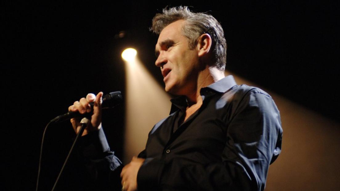 Morrissey travolto da un fan sul palco durate il concerto a San Diego. Il pubblico lo scambia per un pugno e lo fischia. Guarda il video 