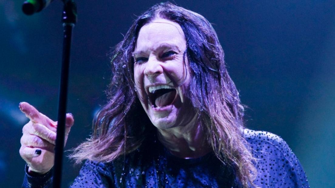 Ozzy Osbourne: un gruppo di bambini gli dedica "Crazy Train" a teatro! Guarda il video con la reazione del Principe delle Tenebre