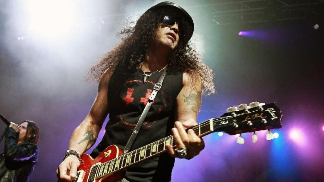 Slash parla del suo iconico cappello: «Perché lo indosso sempre? mi aiuta a nascondermi dal pubblico»