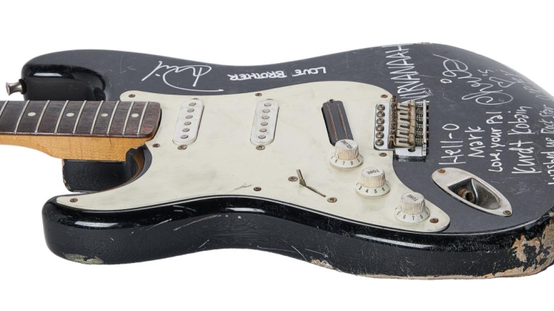 Nirvana, venduta all'asta la Stratocaster distrutta di Kurt Cobain per 595.000 dollari!