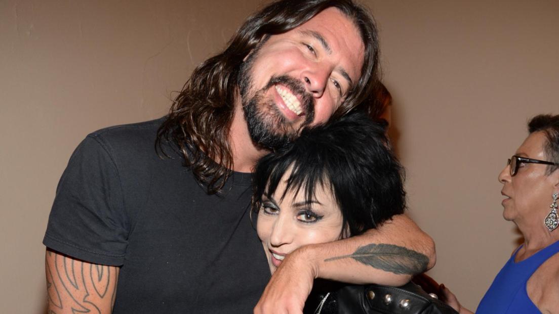 Quella volta in cui Dave Grohl finì in camerino a fumare erba con Joan Jett: "tornai in sala e andai in trip fissando Jerry Lee Lewis"