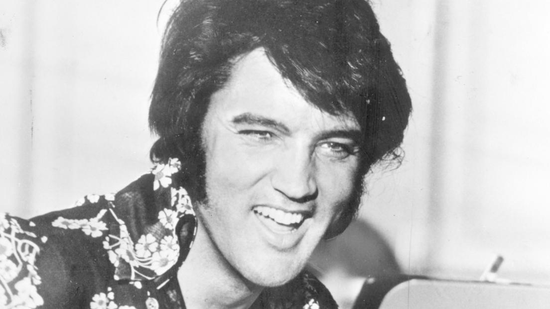 Elvis Presley, quella volta in cui si mise a cantare a sorpresa le canzoni di Natale per i suoi vicini di casa